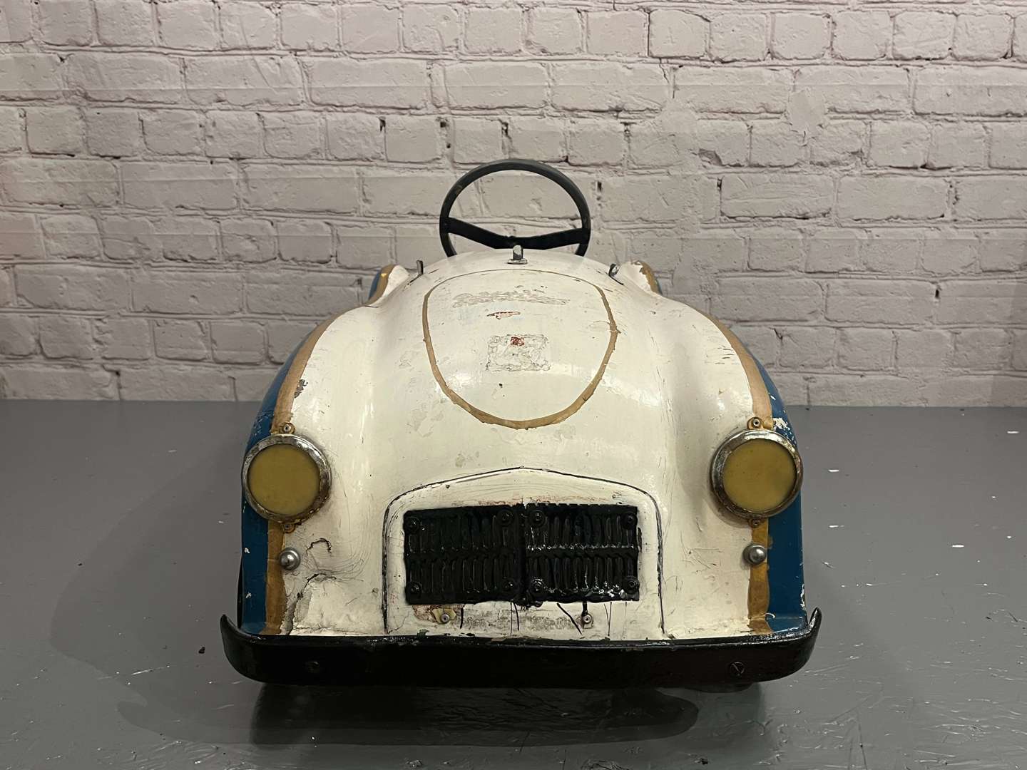 <p>MGA Rare Fibreglass Childs Pedal Car</p>