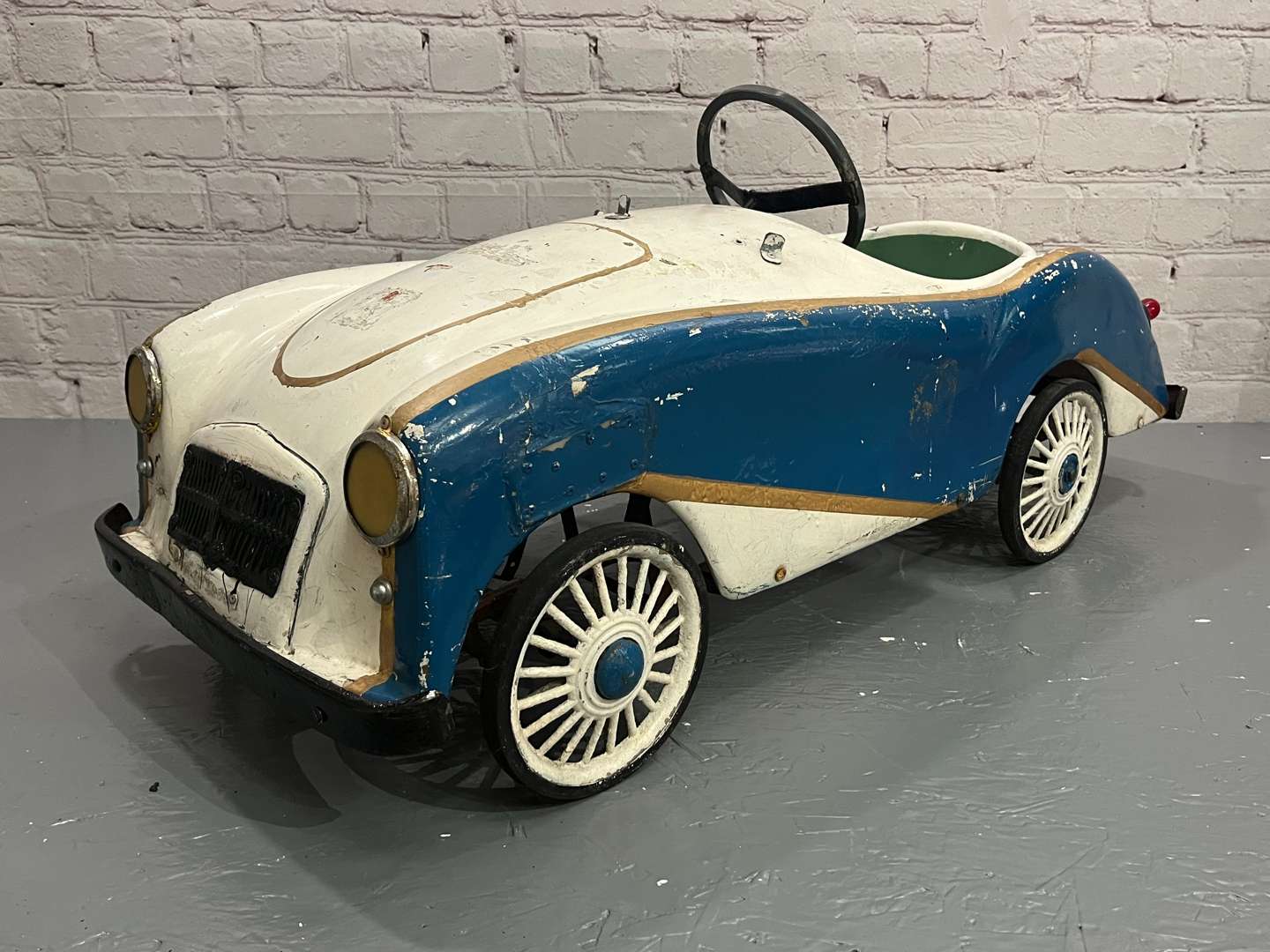 <p>MGA Rare Fibreglass Childs Pedal Car</p>