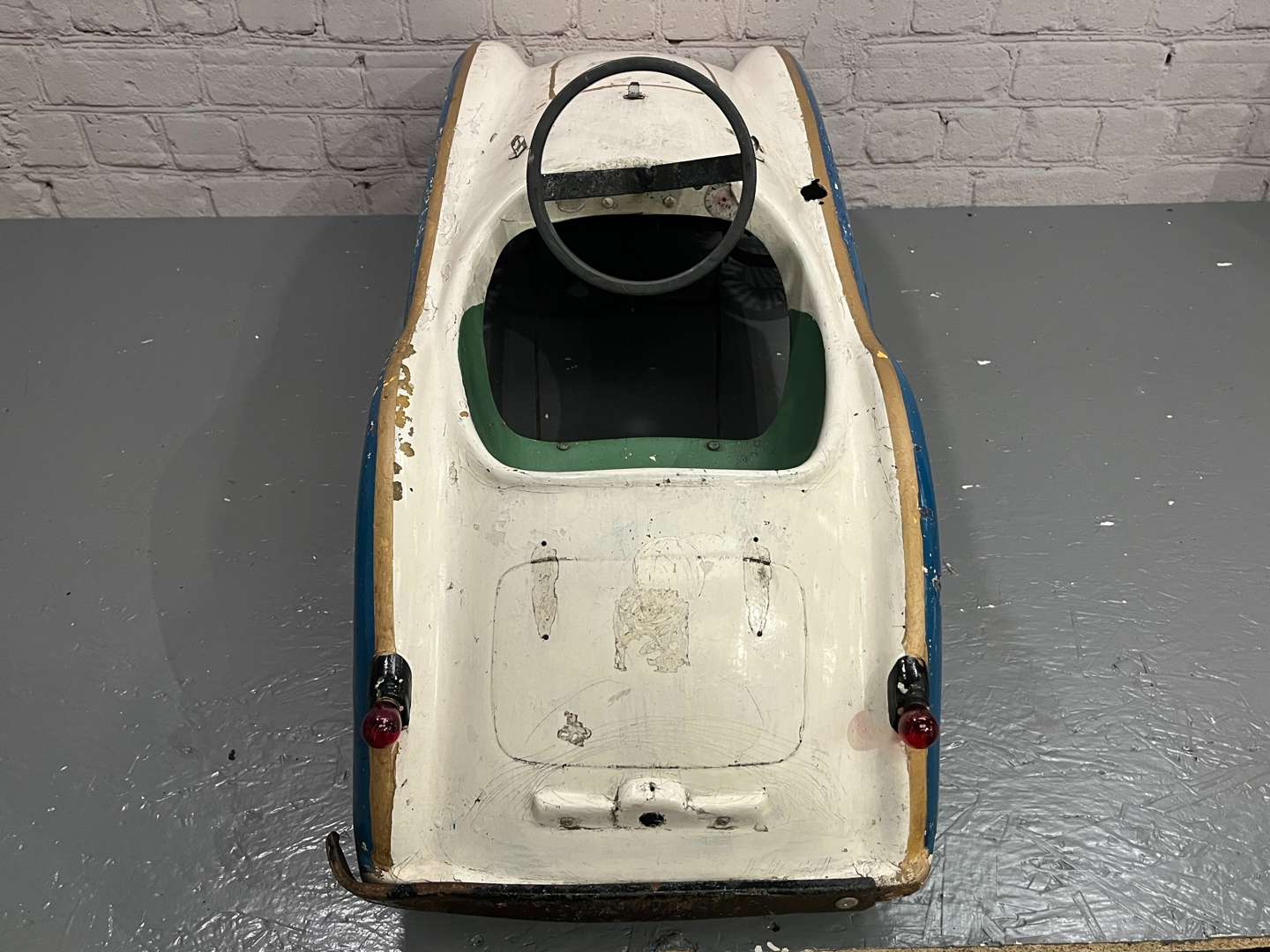 <p>MGA Rare Fibreglass Childs Pedal Car</p>