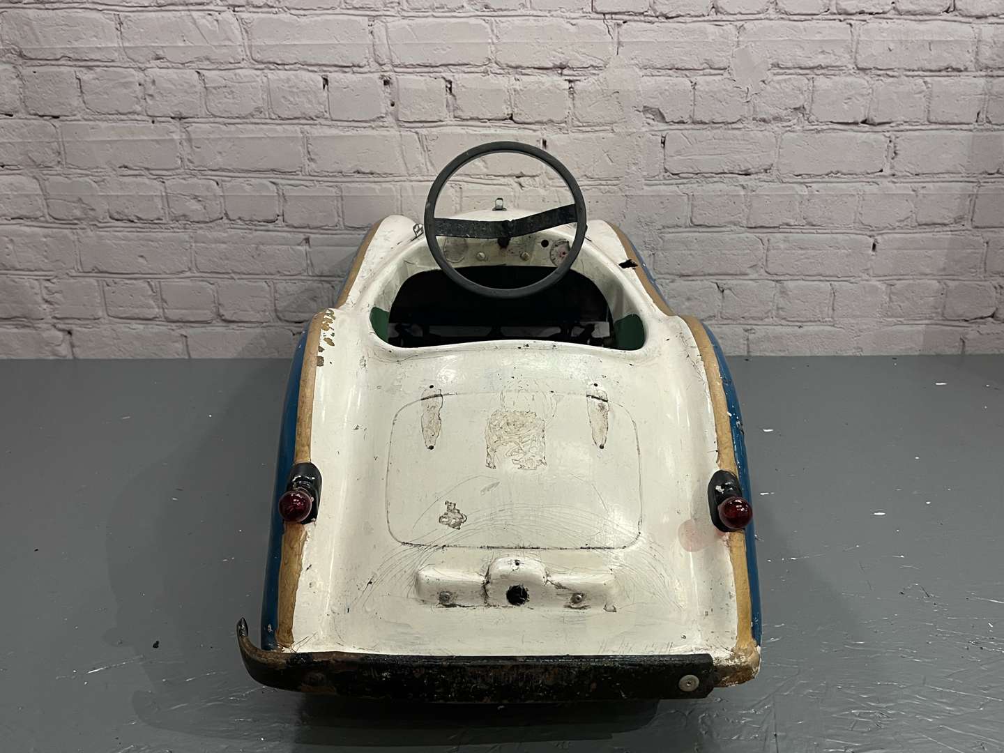 <p>MGA Rare Fibreglass Childs Pedal Car</p>