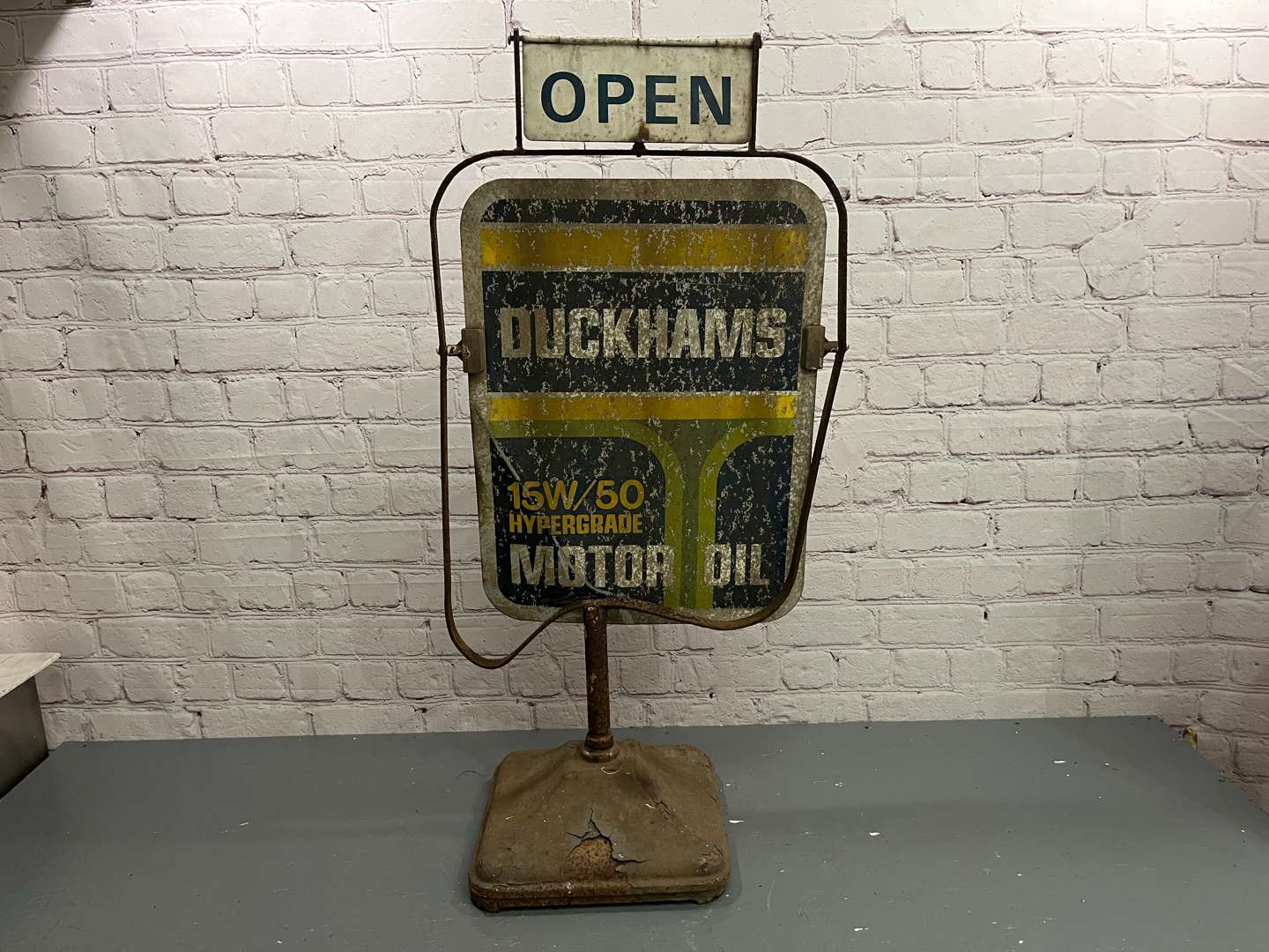 <p>Duckhams Motor Oil Open/Closed Forecourt Sign</p>