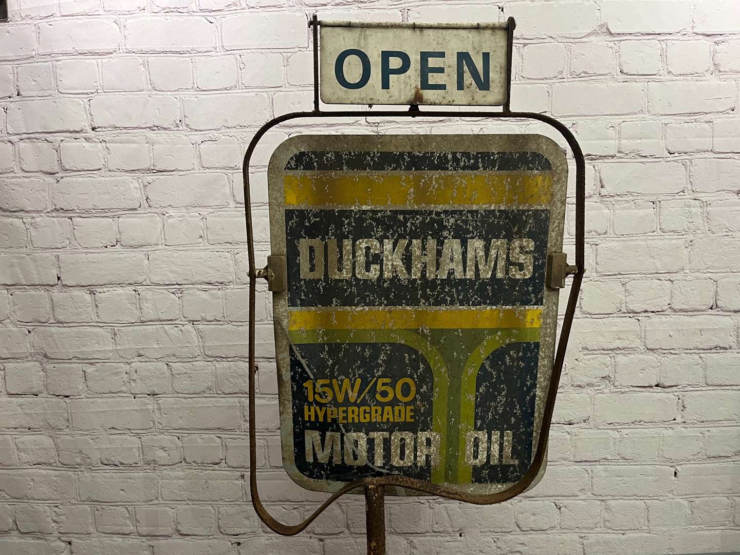 <p>Duckhams Motor Oil Open/Closed Forecourt Sign</p>
