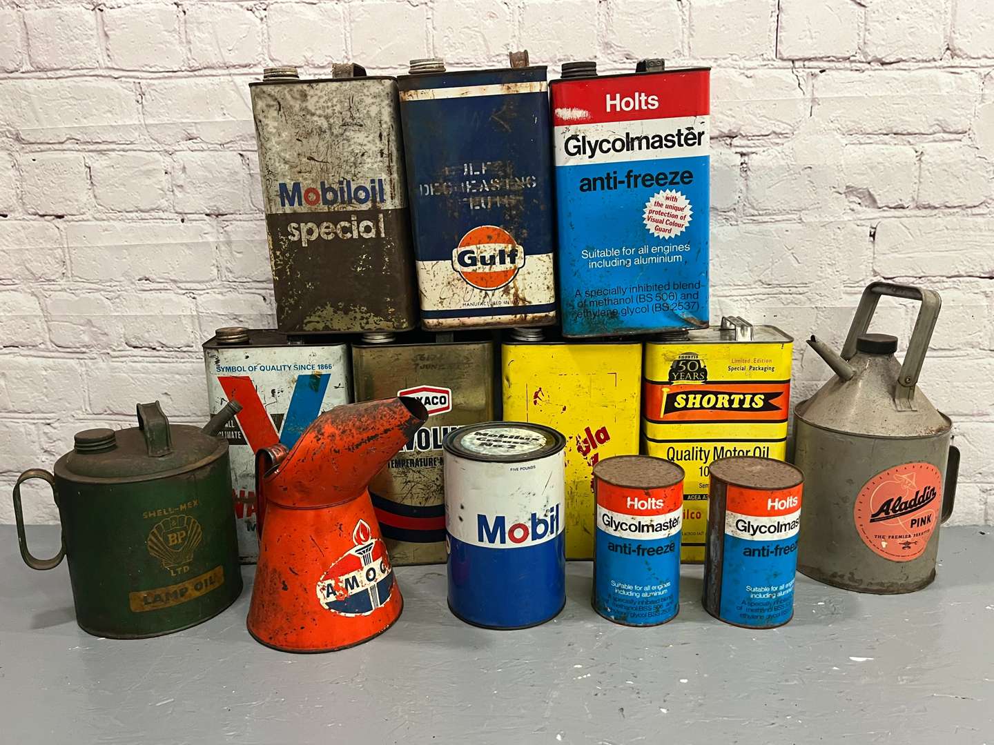 <p>Mixed Lot of Oil Cans</p>