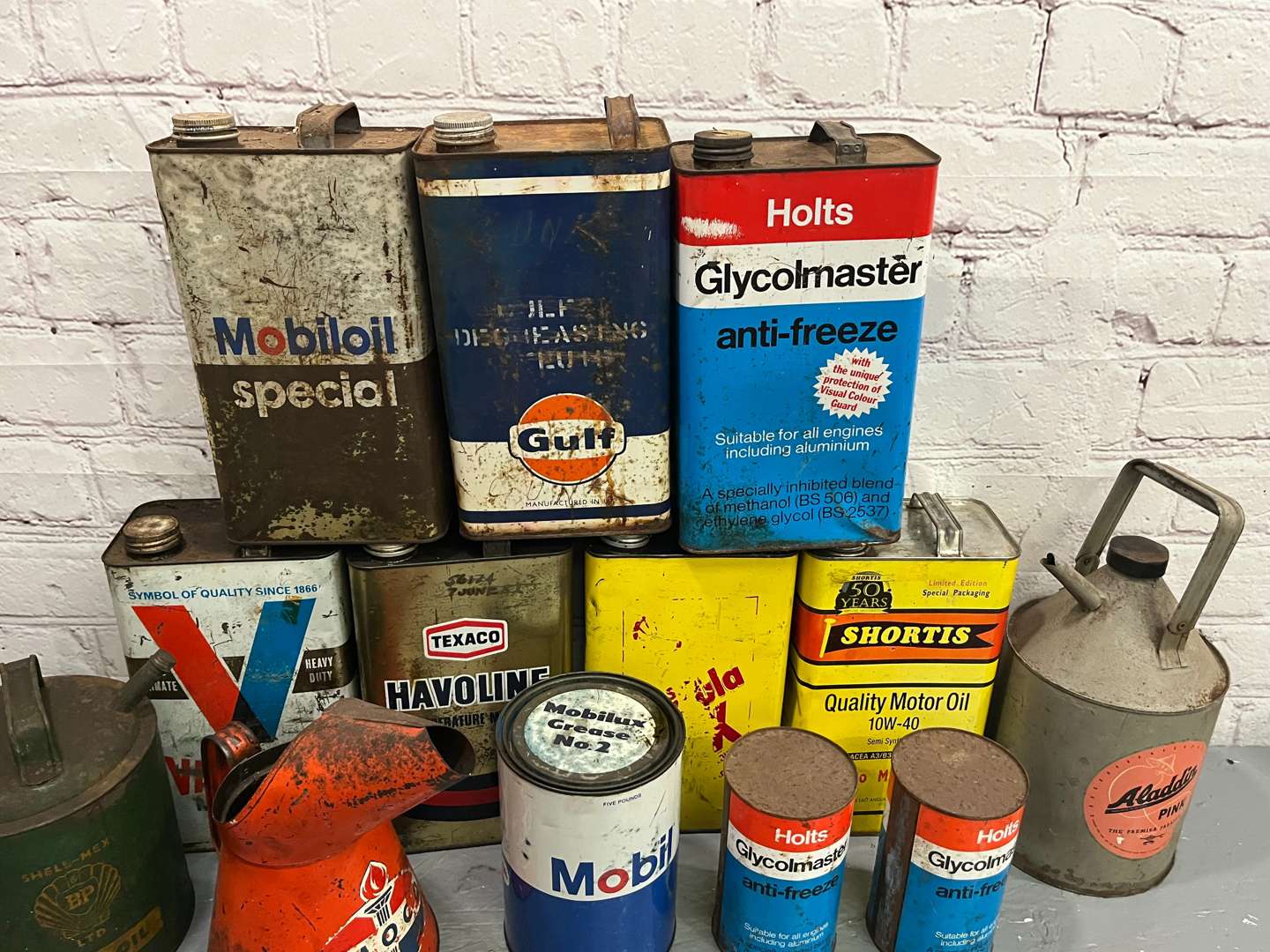 <p>Mixed Lot of Oil Cans</p>