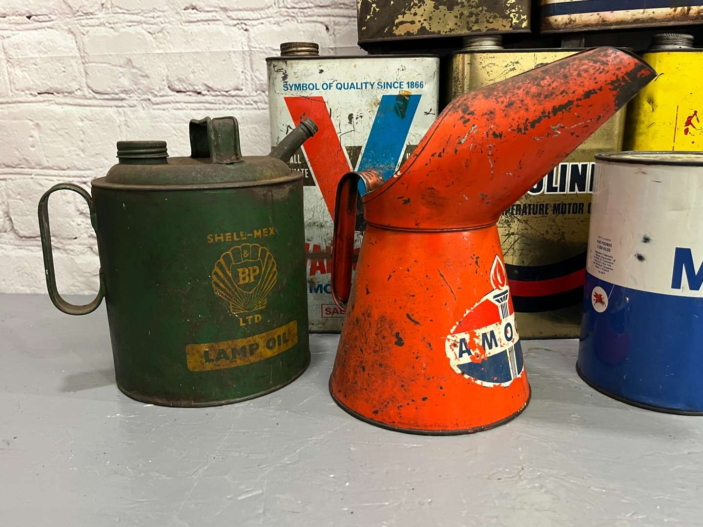 <p>Mixed Lot of Oil Cans</p>
