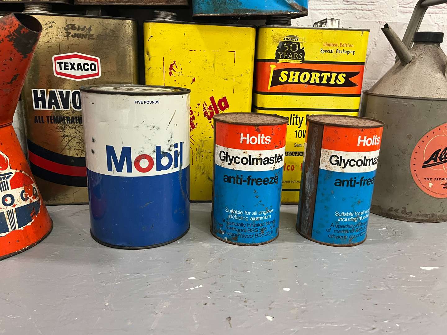 <p>Mixed Lot of Oil Cans</p>