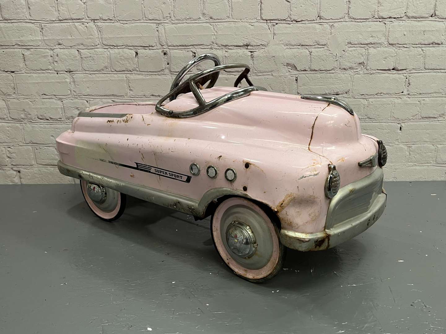 <p>Pink 1950's Styled Childs Pedal Car</p>