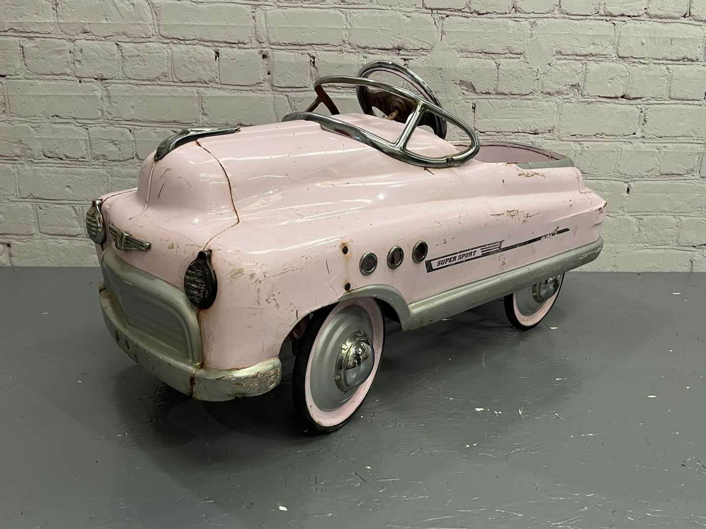 <p>Pink 1950's Styled Childs Pedal Car</p>