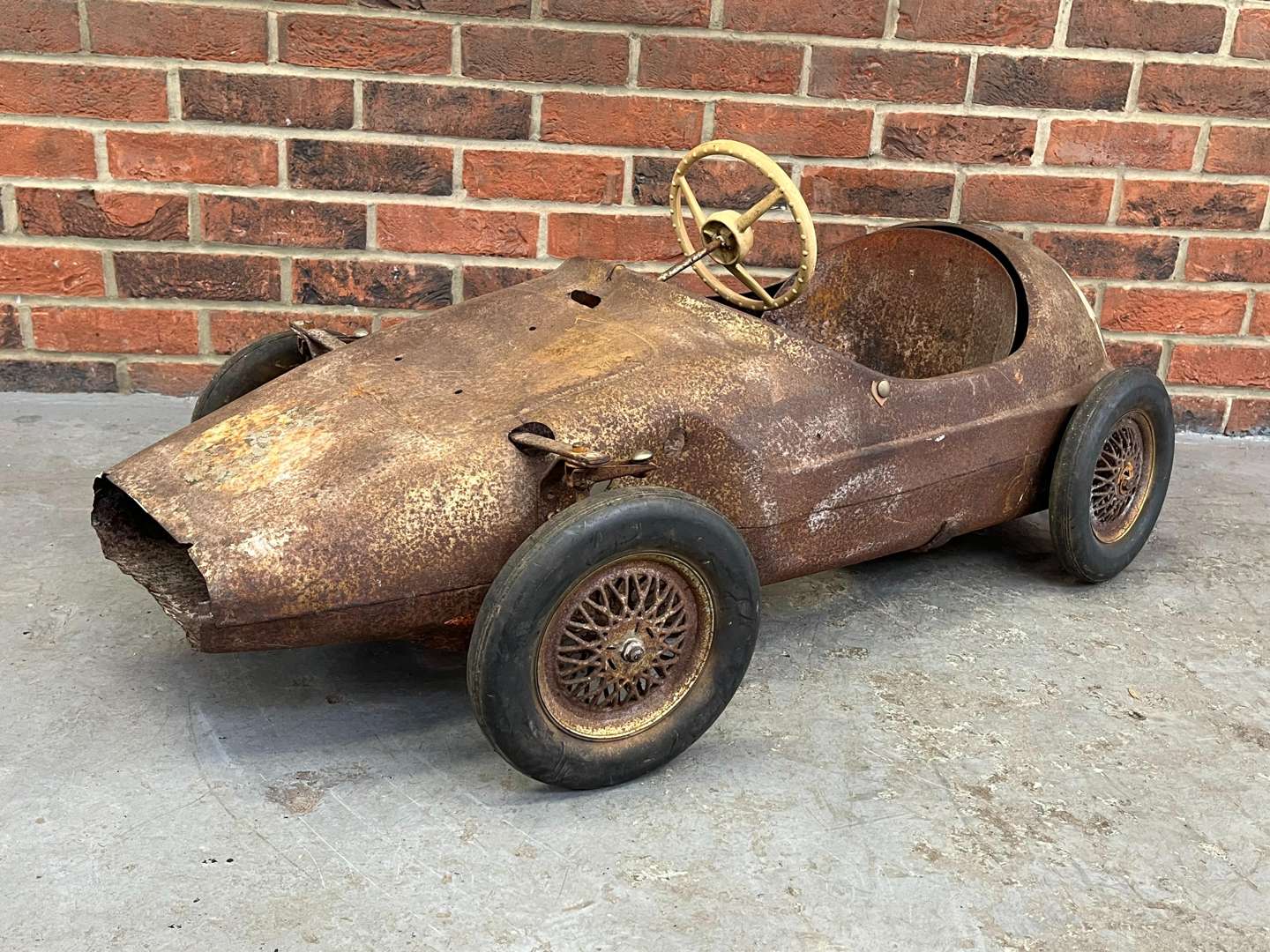 <p>Tri-ang Vanwall Childs Pedal Car (For Restoration)&nbsp;</p>