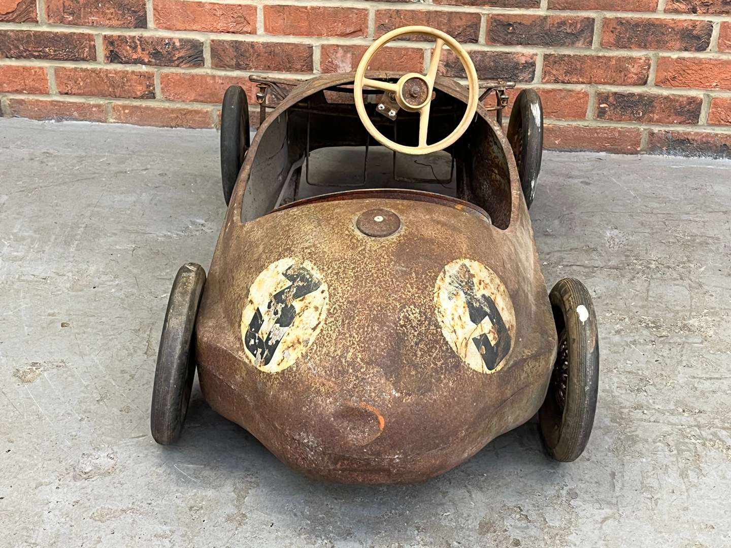 <p>Tri-ang Vanwall Childs Pedal Car (For Restoration)&nbsp;</p>