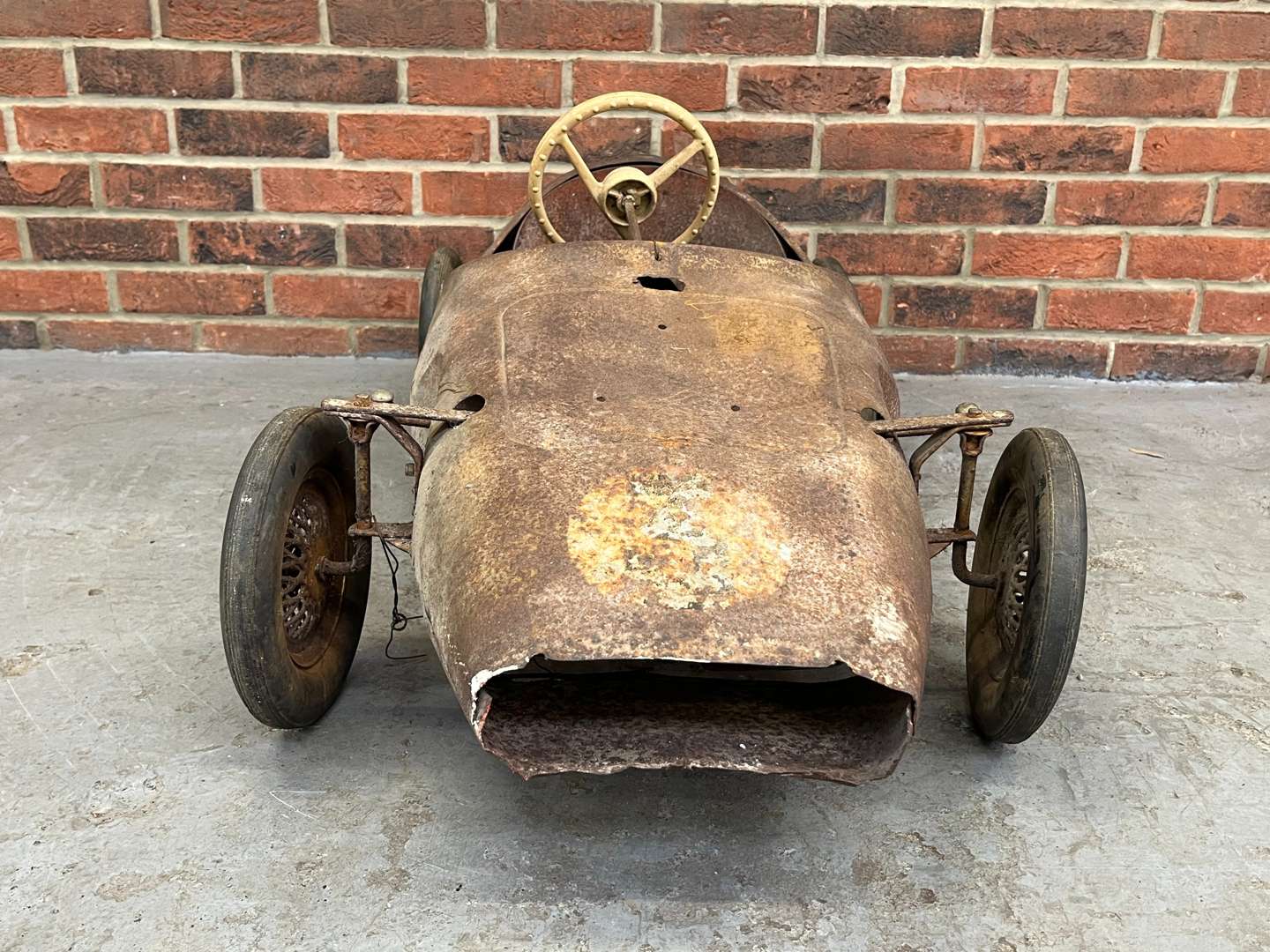 <p>Tri-ang Vanwall Childs Pedal Car (For Restoration)&nbsp;</p>
