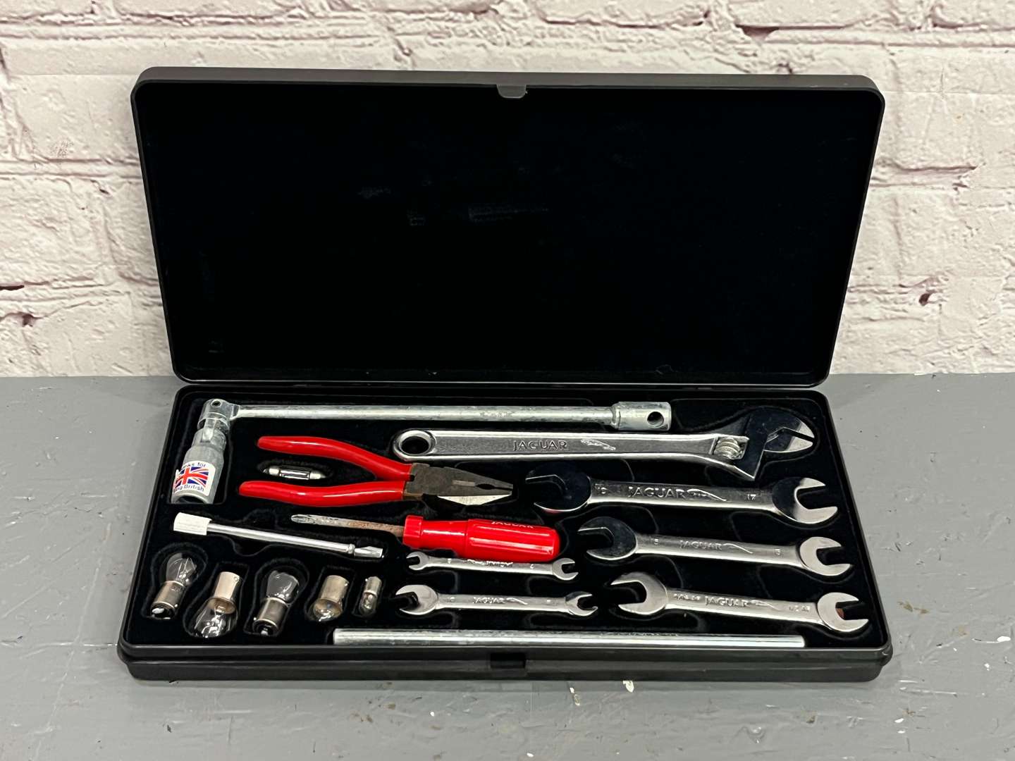 <p>Jaguar XJ Tool Kit</p>