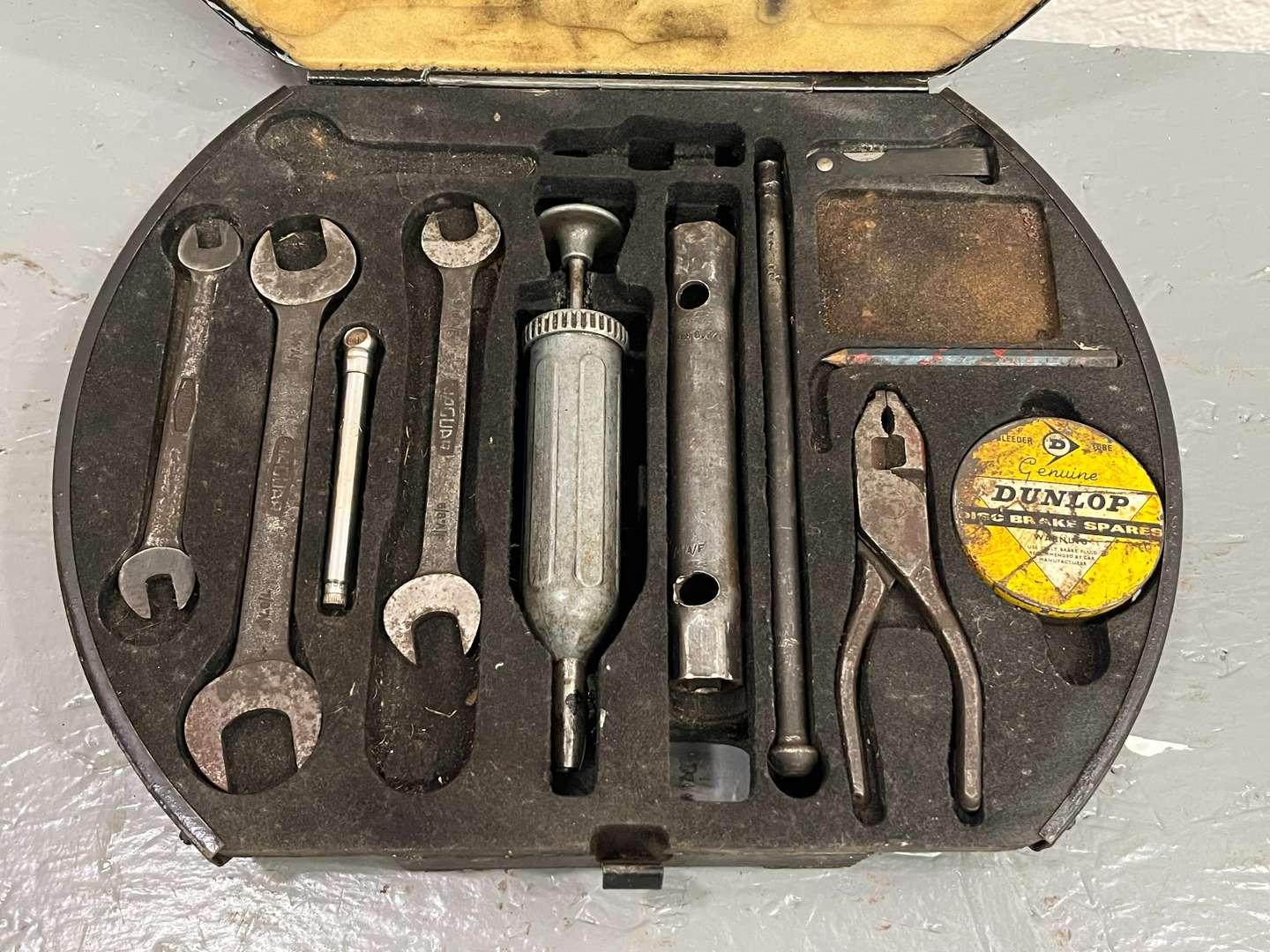 <p>Jaguar MkII Tool Kit</p>