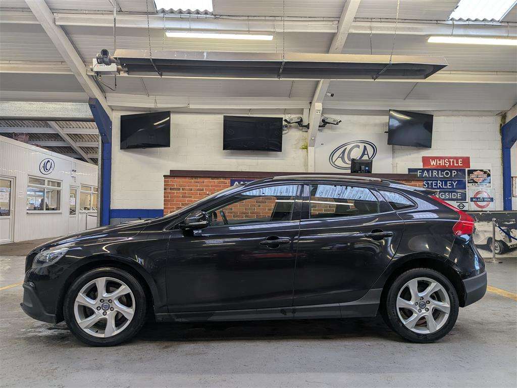 <p>2013 VOLVO V40 CROSS COUNTRY LUX D2</p>