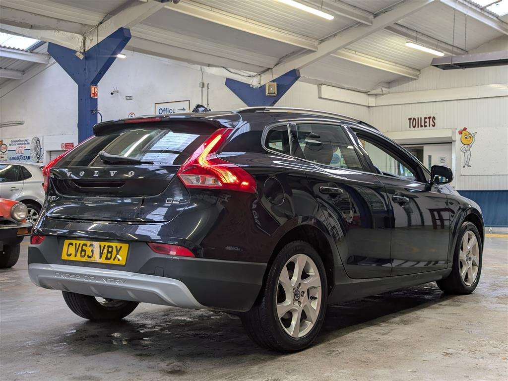 <p>2013 VOLVO V40 CROSS COUNTRY LUX D2</p>