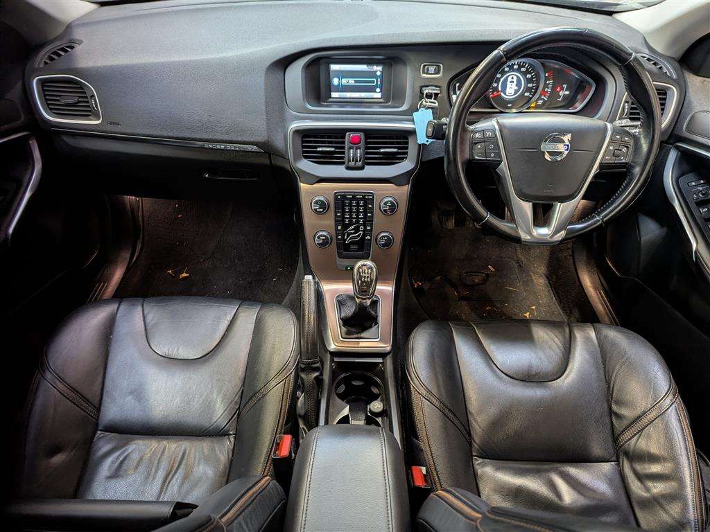 <p>2013 VOLVO V40 CROSS COUNTRY LUX D2</p>