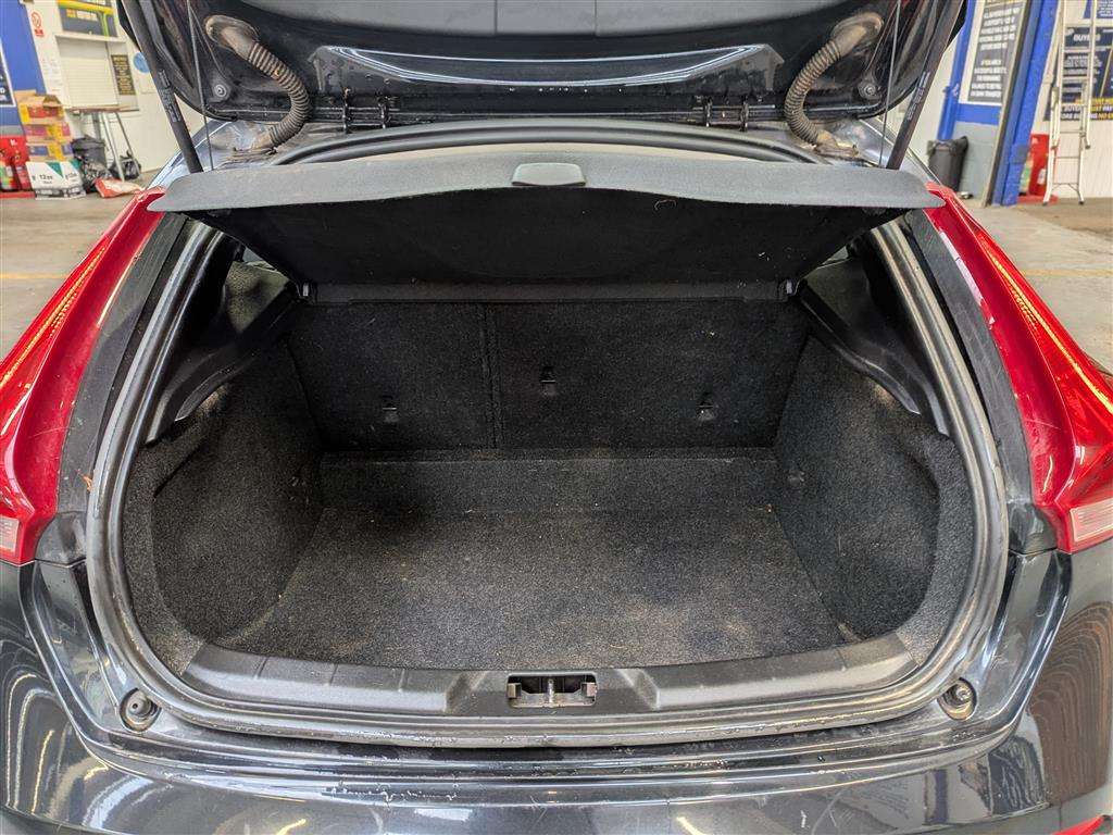 <p>2013 VOLVO V40 CROSS COUNTRY LUX D2</p>