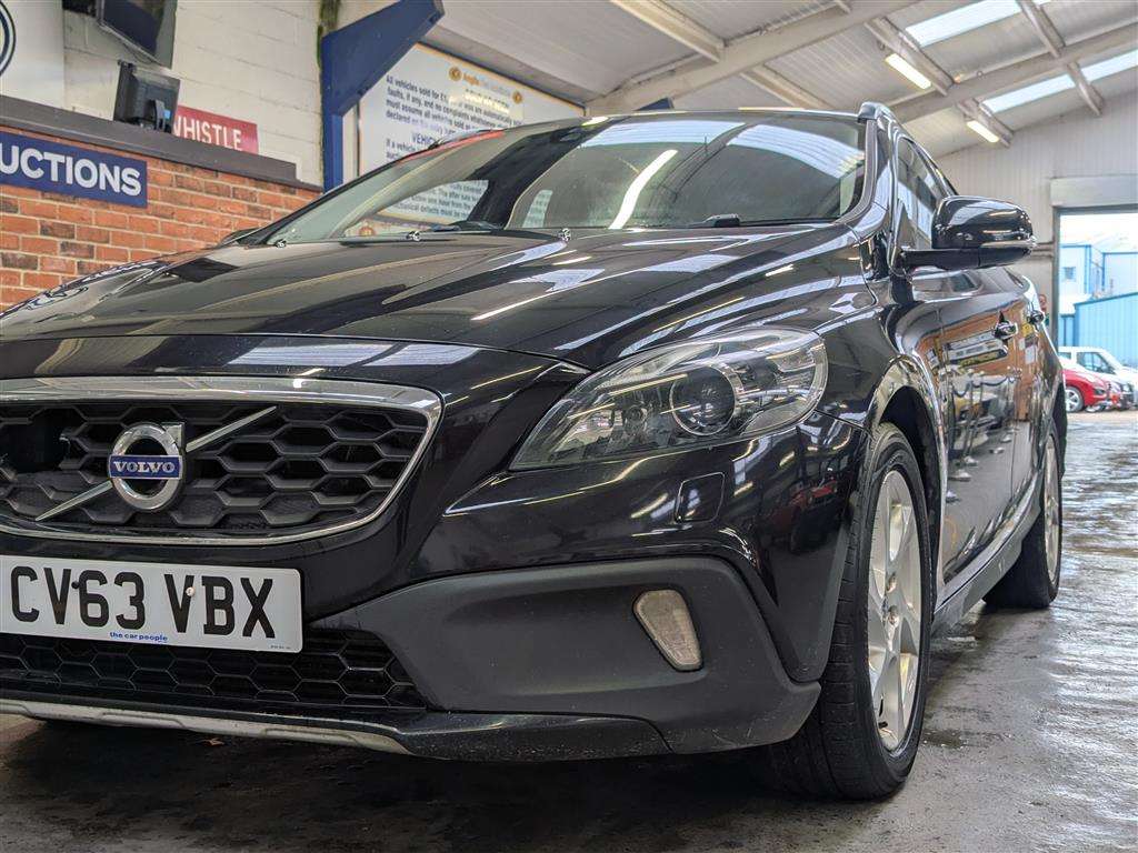 <p>2013 VOLVO V40 CROSS COUNTRY LUX D2</p>