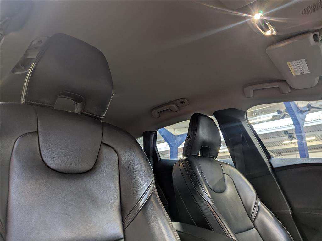 <p>2013 VOLVO V40 CROSS COUNTRY LUX D2</p>