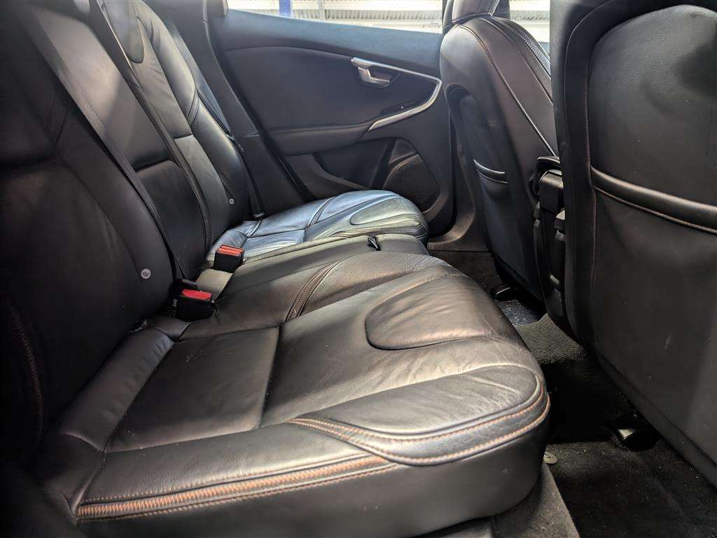 <p>2013 VOLVO V40 CROSS COUNTRY LUX D2</p>