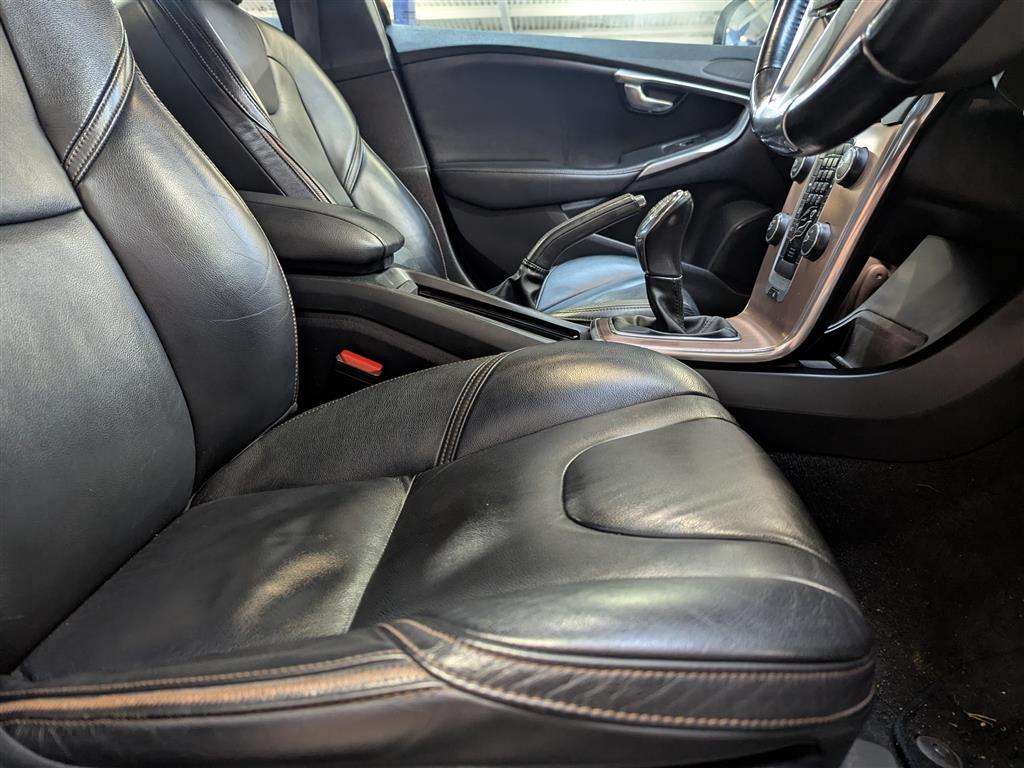 <p>2013 VOLVO V40 CROSS COUNTRY LUX D2</p>