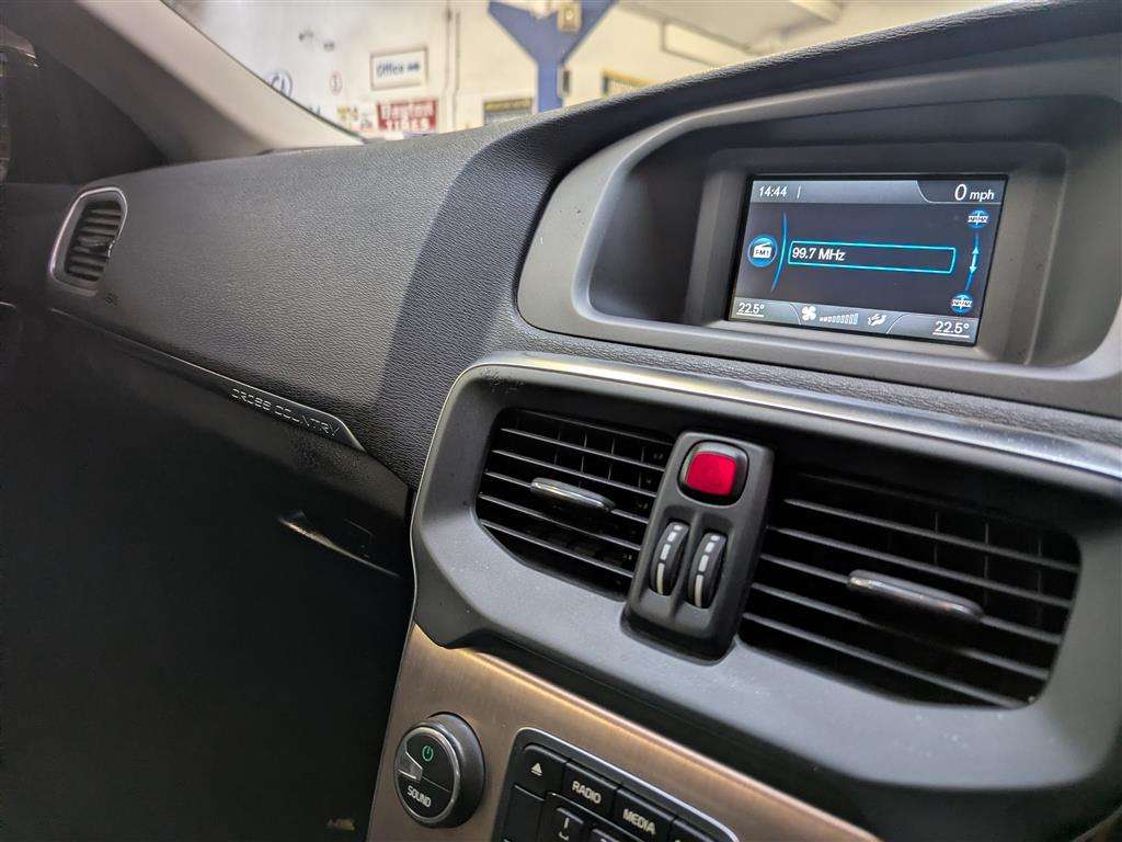 <p>2013 VOLVO V40 CROSS COUNTRY LUX D2</p>