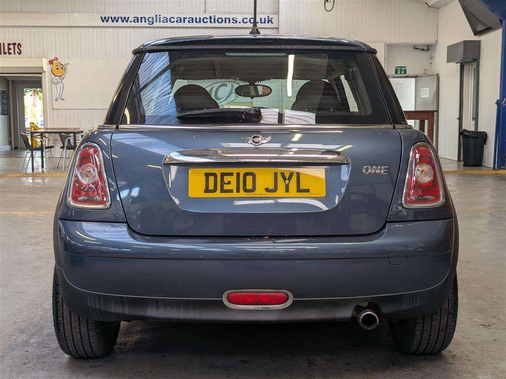 <p>2010 MINI ONE</p>