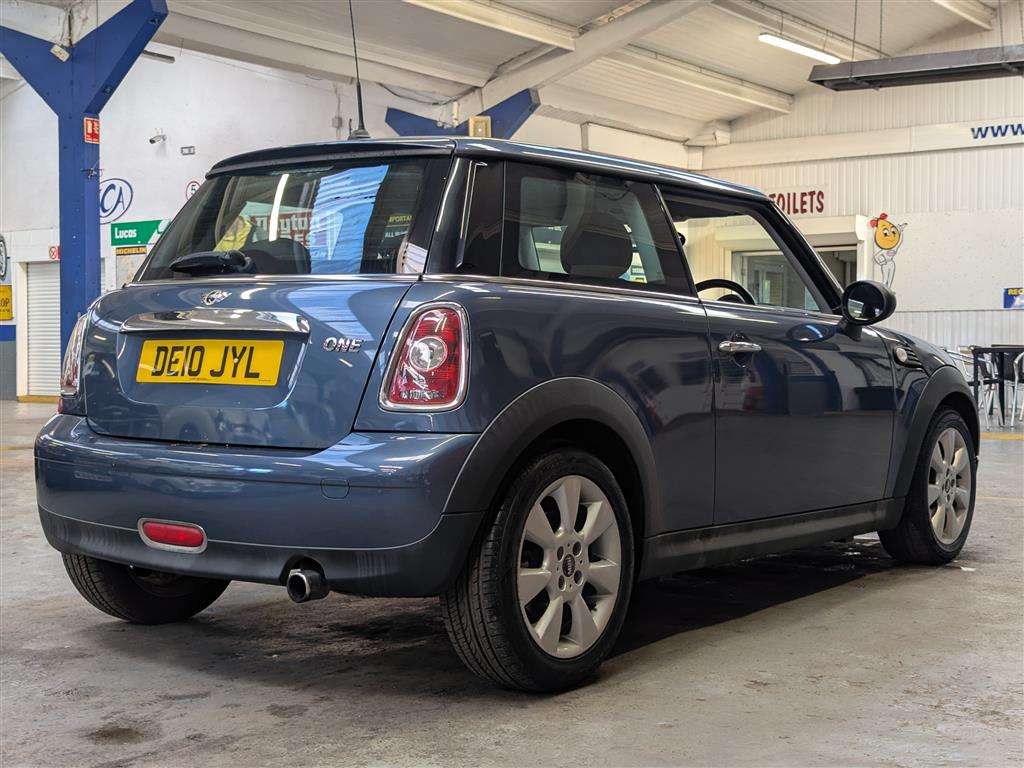 <p>2010 MINI ONE</p>
