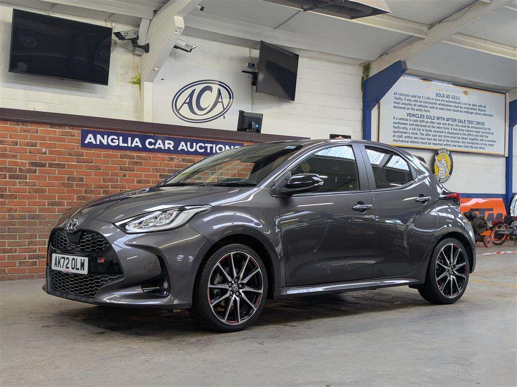 <p>2022 TOYOTA YARIS GR SPORT HEV CVT</p>