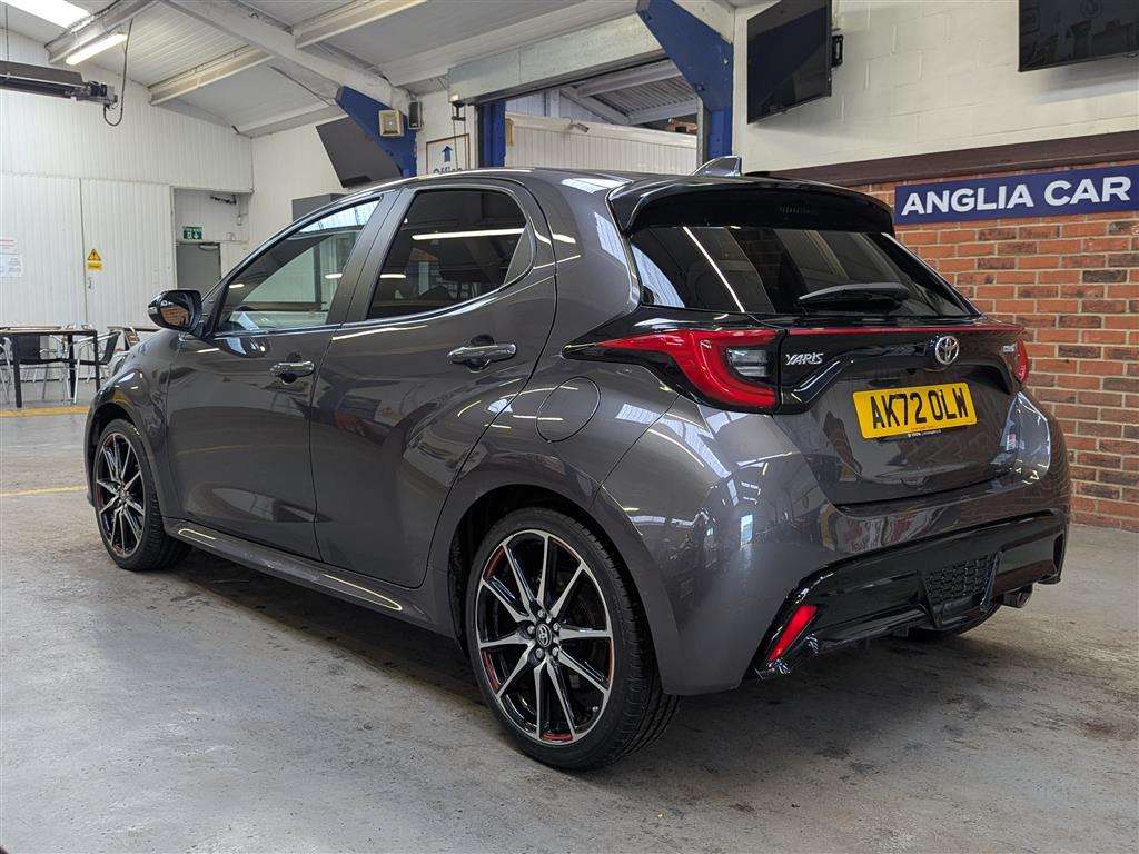 <p>2022 TOYOTA YARIS GR SPORT HEV CVT</p>