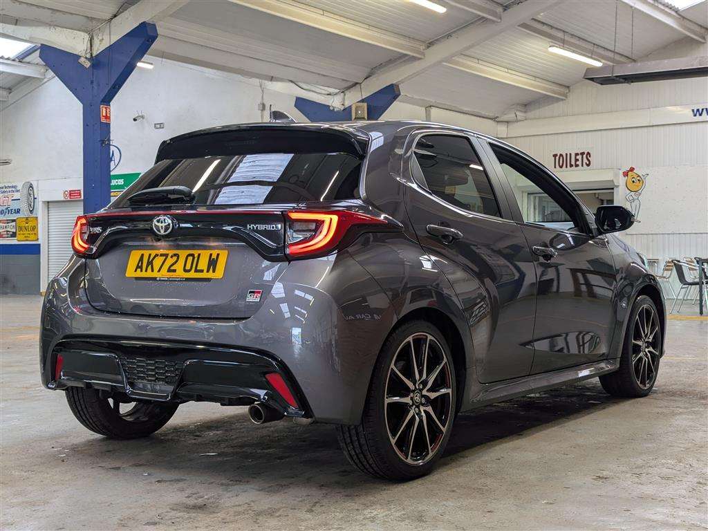 <p>2022 TOYOTA YARIS GR SPORT HEV CVT</p>