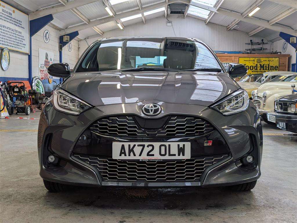 <p>2022 TOYOTA YARIS GR SPORT HEV CVT</p>