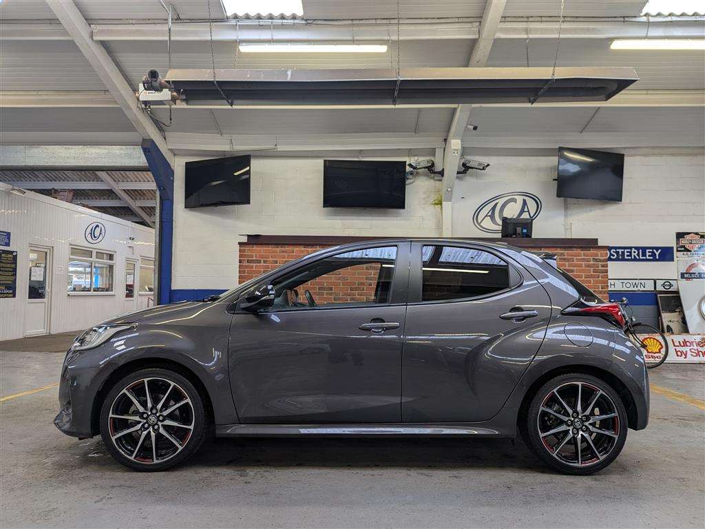 <p>2022 TOYOTA YARIS GR SPORT HEV CVT</p>