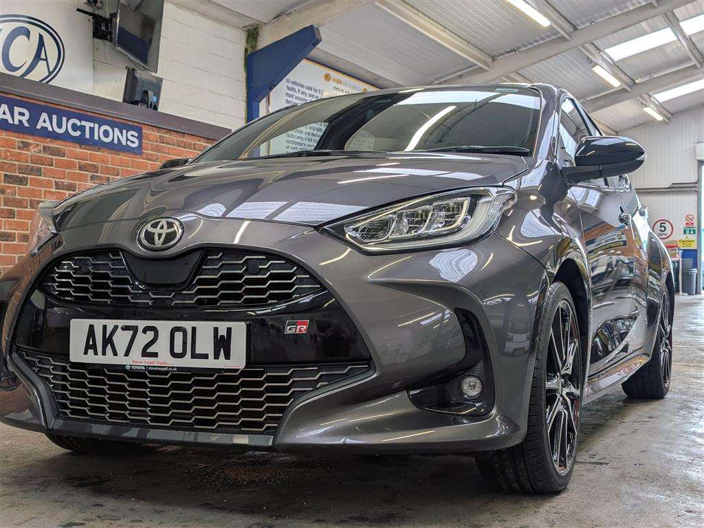 <p>2022 TOYOTA YARIS GR SPORT HEV CVT</p>