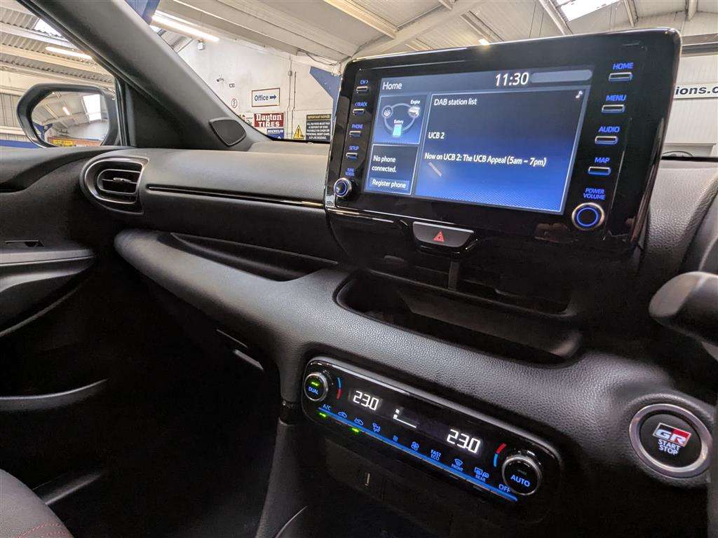 <p>2022 TOYOTA YARIS GR SPORT HEV CVT</p>