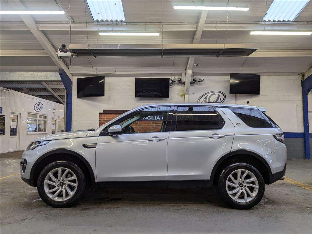 <p>2019 LAND ROVER</p>