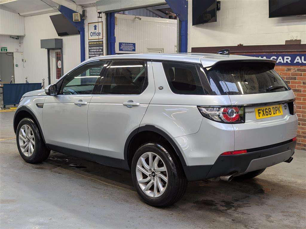 <p>2019 LAND ROVER</p>