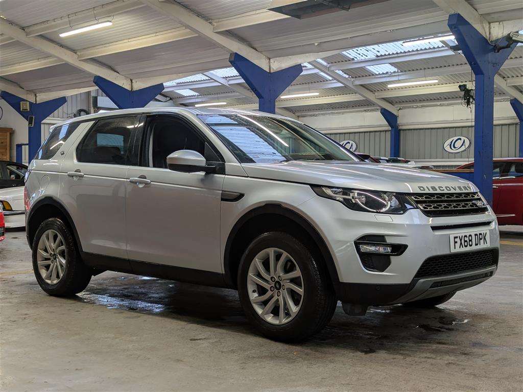 <p>2019 LAND ROVER</p>