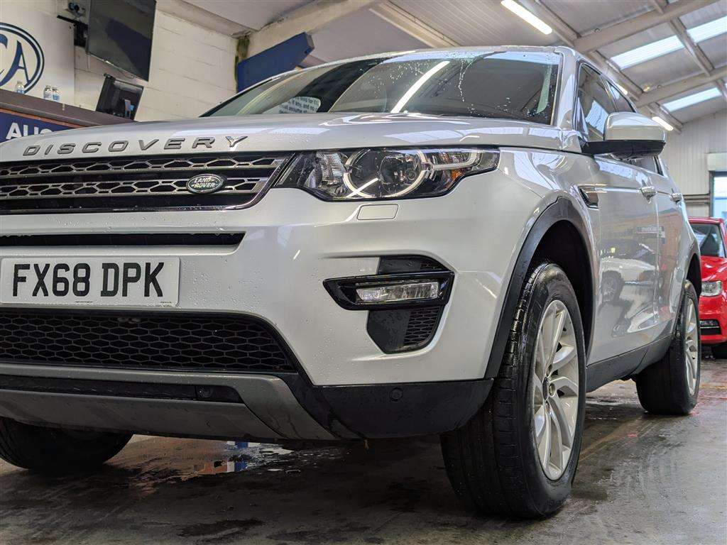 <p>2019 LAND ROVER</p>