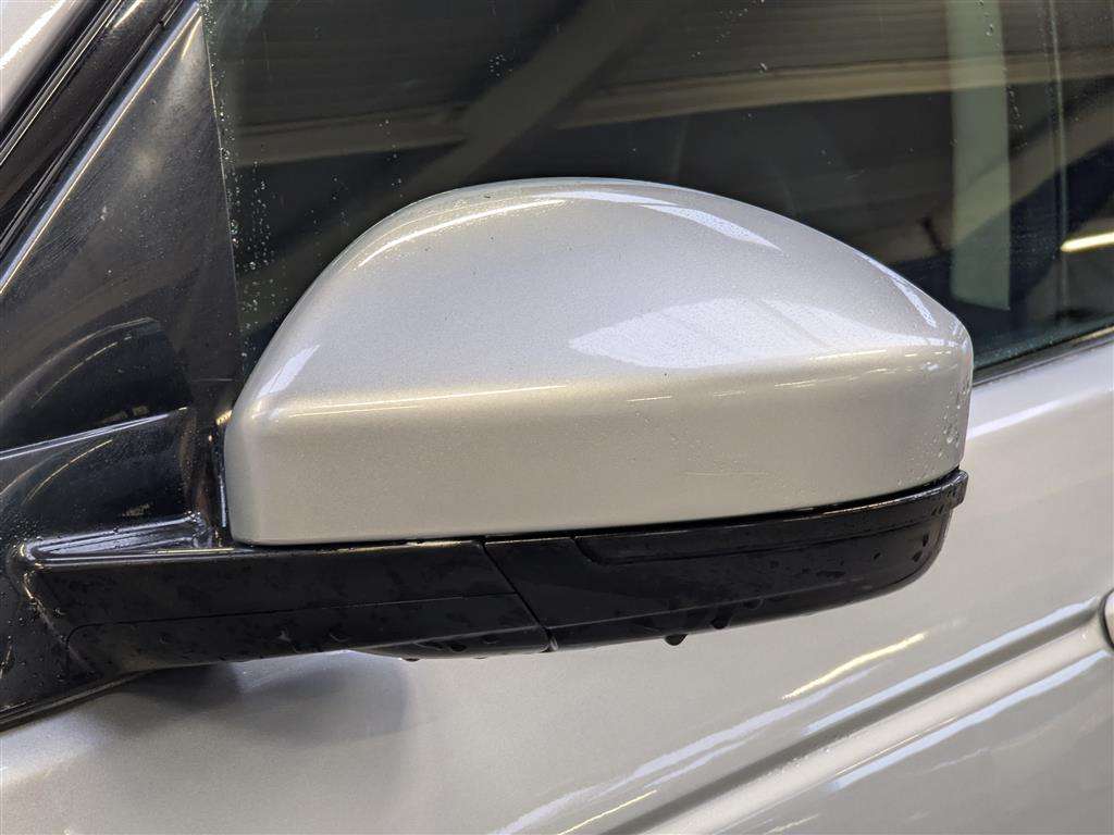 <p>2019 LAND ROVER</p>