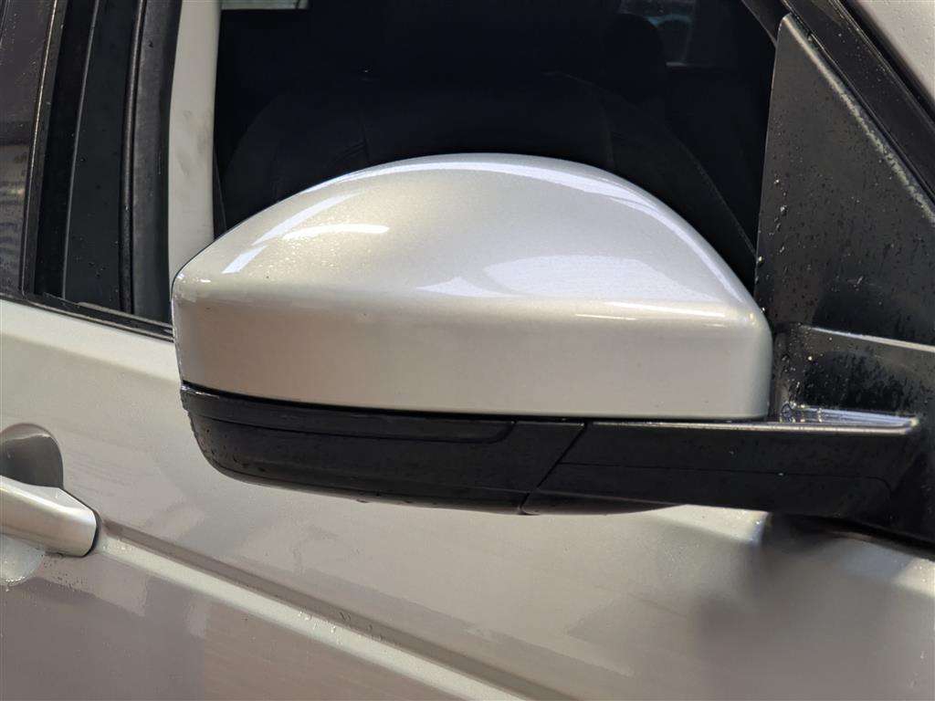 <p>2019 LAND ROVER</p>