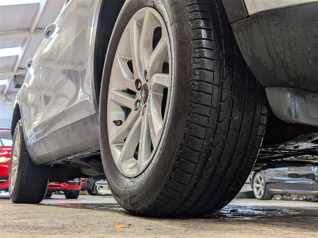 <p>2019 LAND ROVER</p>