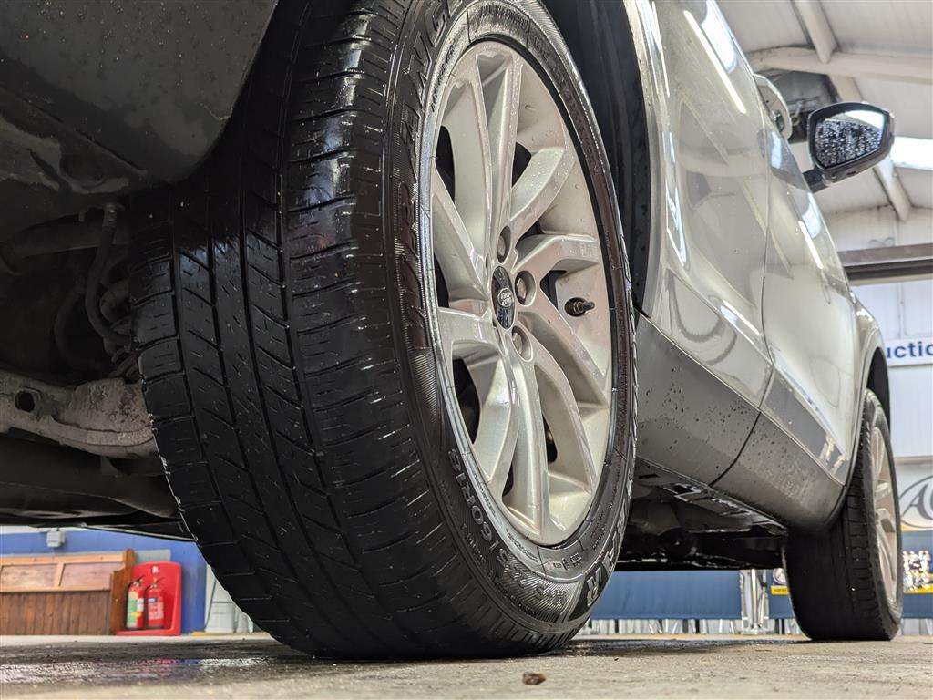 <p>2019 LAND ROVER</p>