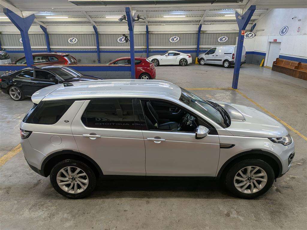 <p>2019 LAND ROVER</p>