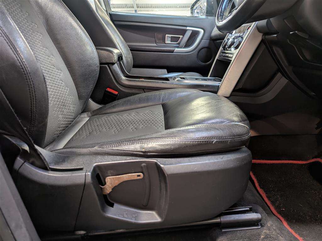 <p>2019 LAND ROVER</p>