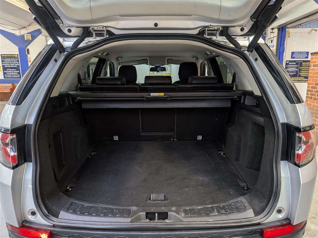 <p>2019 LAND ROVER</p>