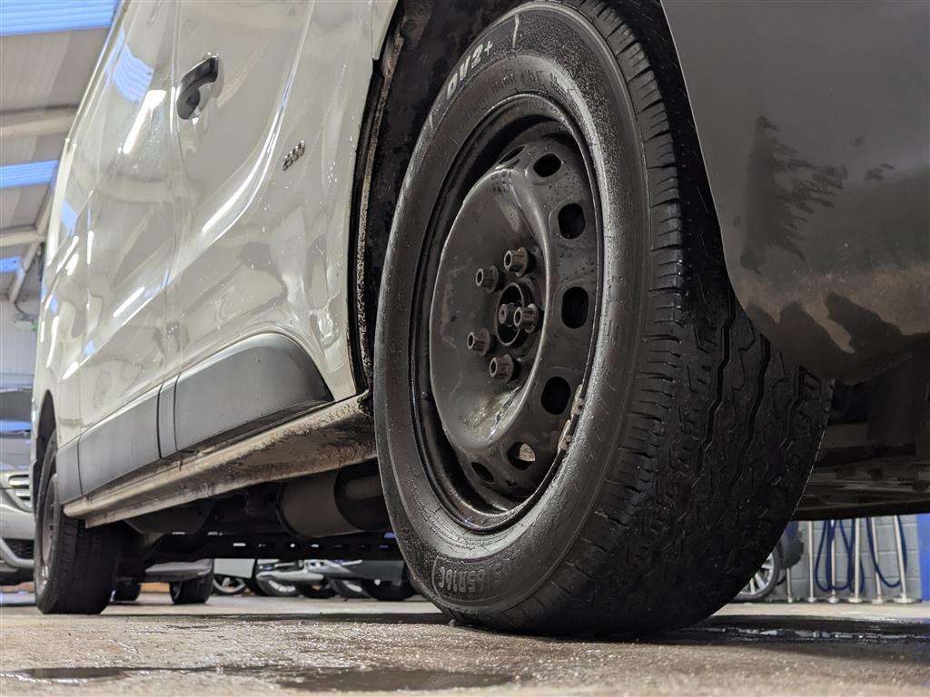 <p>2015 VAUXHALL VIVARO **SOLD</p>