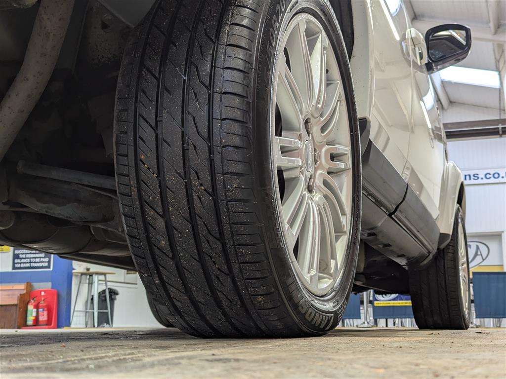 <p>2015 LAND ROVER DISCOVERY HSE SDV6 AUTO</p>