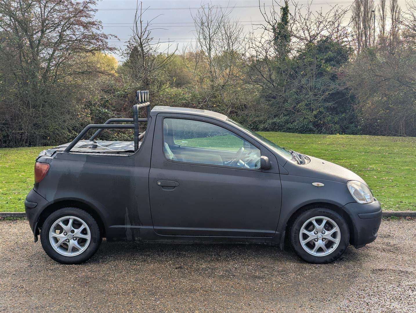 <p>TOYOTA YARIS PICK UP</p>