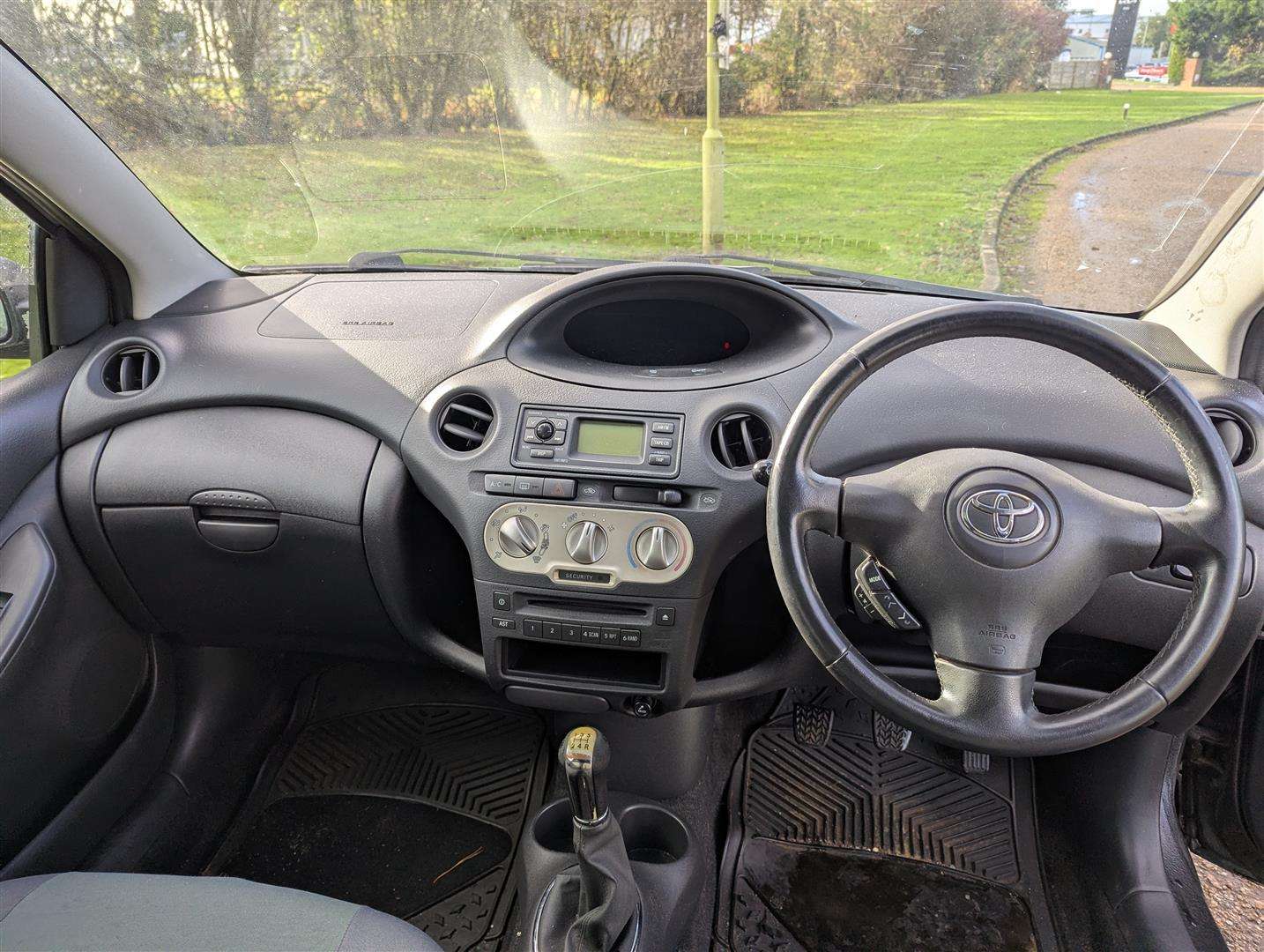 <p>TOYOTA YARIS PICK UP</p>